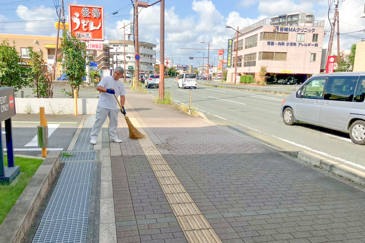 スタッフみんなで周辺清掃