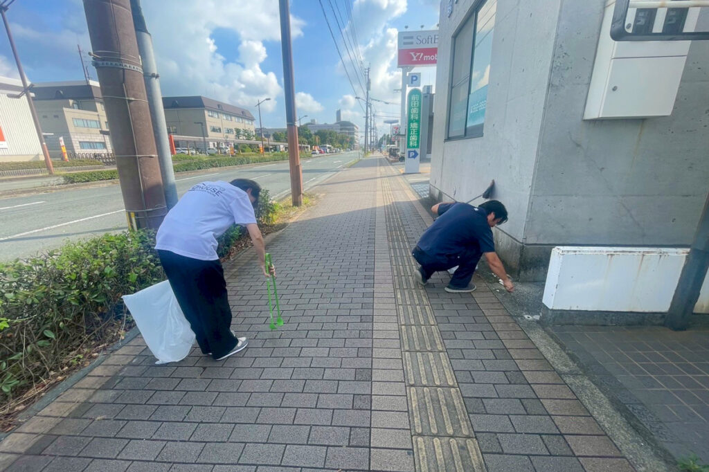 歩道清掃の様子