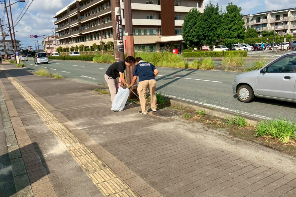 歩道清掃の様子