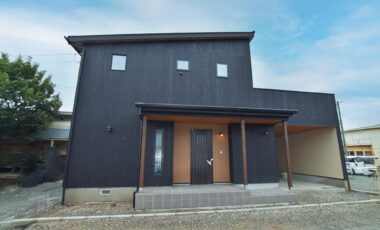 焼杉の外壁と吹抜けのあるWB工法の住まい