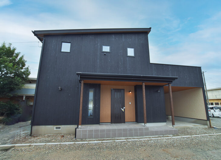 焼杉の外壁と吹抜けのあるWB工法の住まい