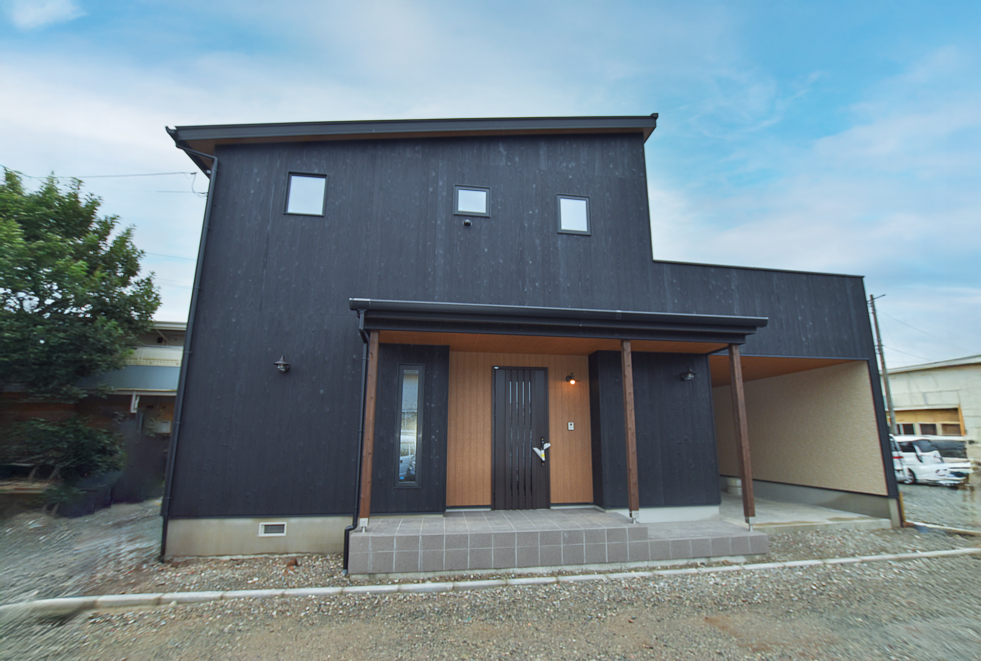 焼杉の外壁と吹抜けのあるWB工法の住まい