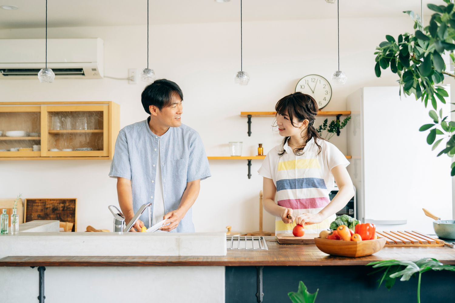キッチンで料理をする夫婦