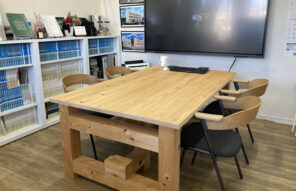 事務所の椅子と机を新しくしました！