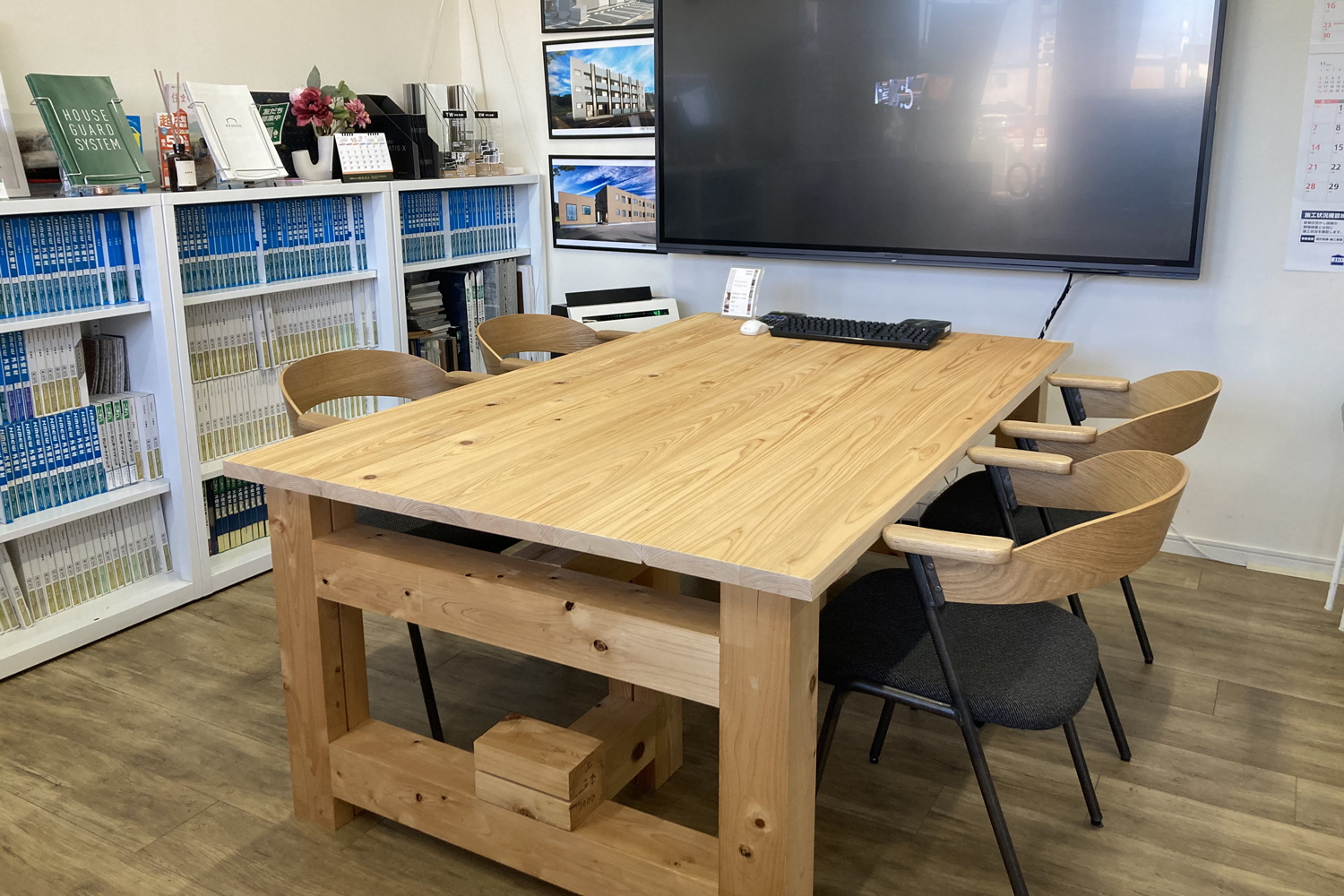 事務所の椅子と机を新しくしました！