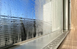 窓がびしょびしょ…「湿度・換気・断熱」で結露対策