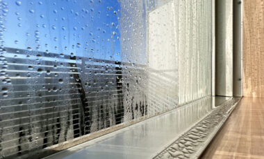 窓がびしょびしょ…「湿度・換気・断熱」で結露対策