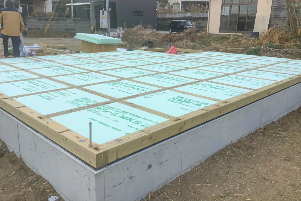 床熱材施工の様子