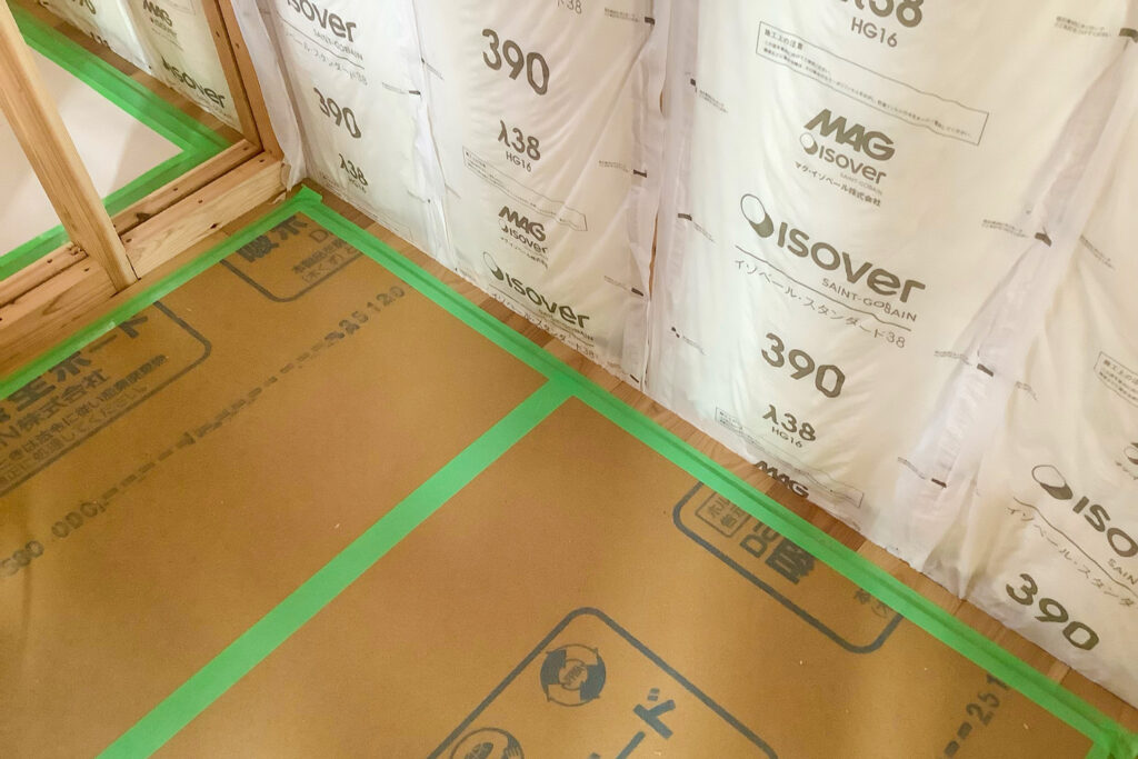 断熱材施工の様子