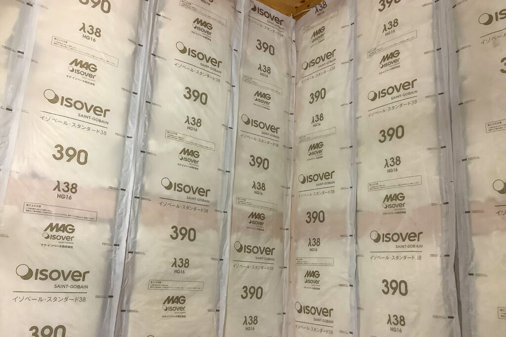 断熱材施工の様子