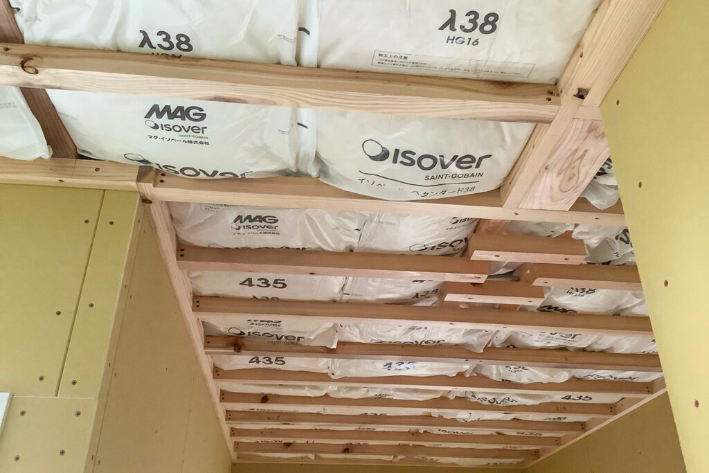 天井熱材施工の様子